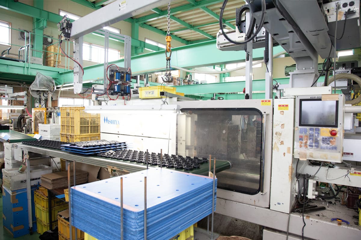 菱屋精工製VP-180N｜射出成形｜日静化学株式会社