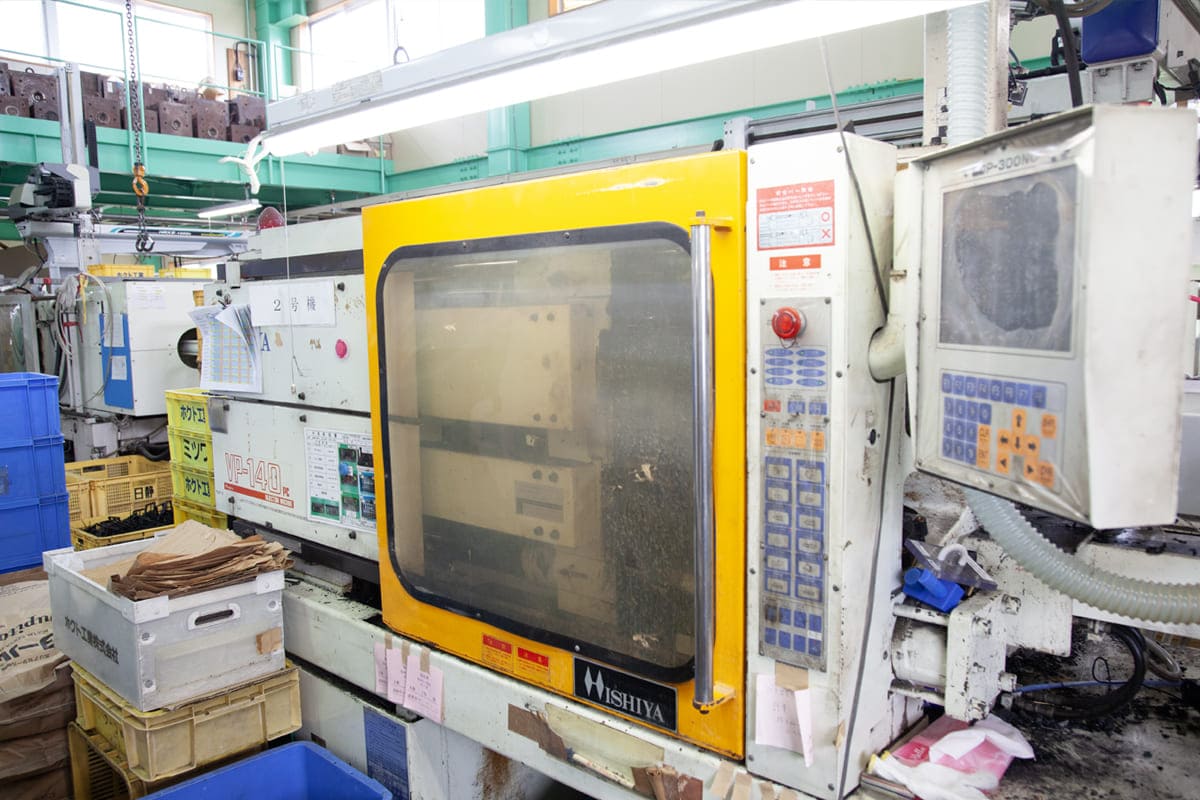 菱屋精工製VP-140PC｜射出成形｜日静化学株式会社