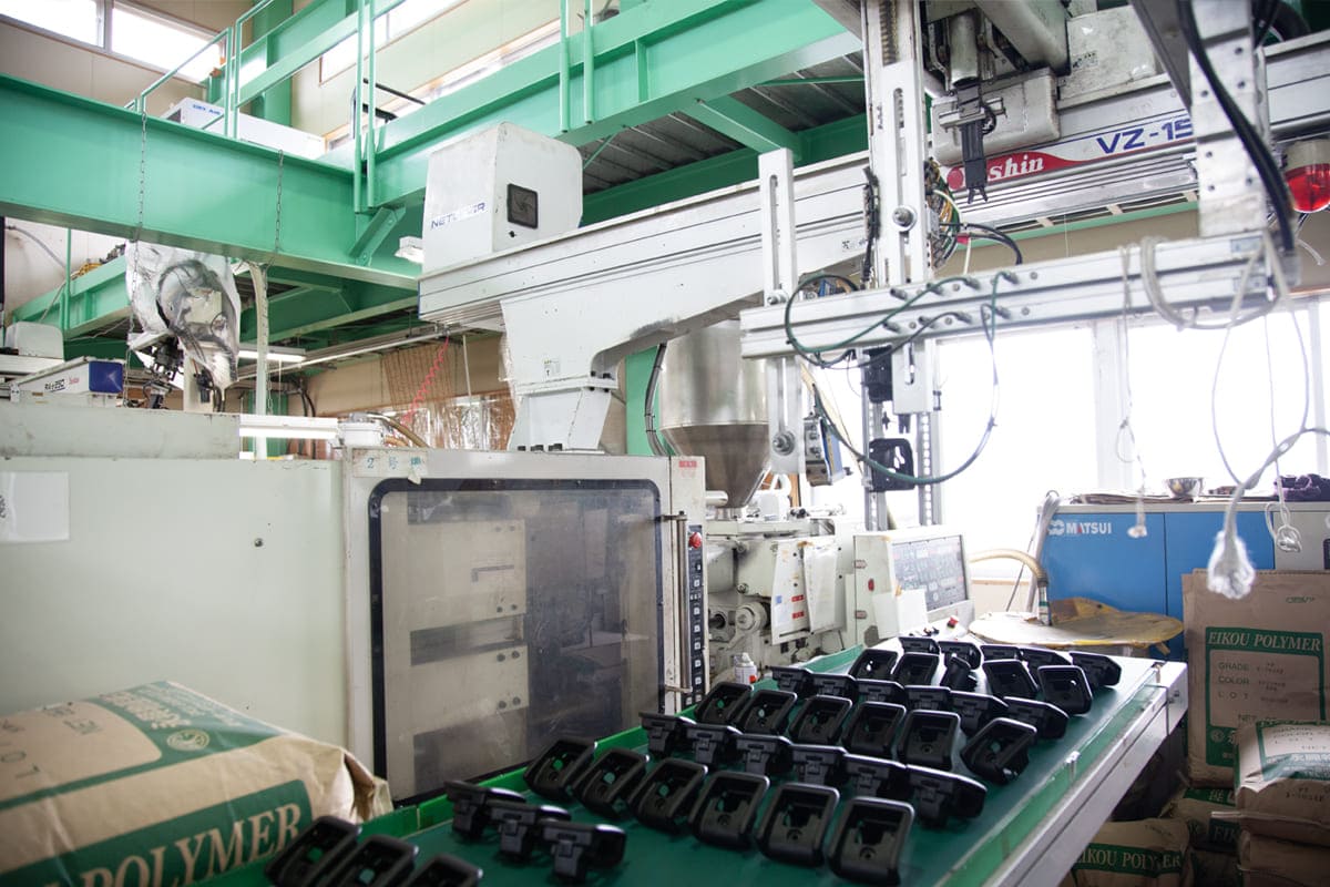 菱屋精工製HB-140S｜射出成形｜日静化学株式会社