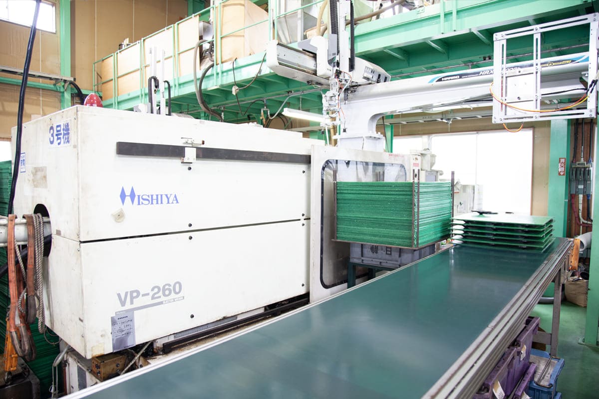 菱屋精工製VP-260｜射出成形｜日静化学株式会社