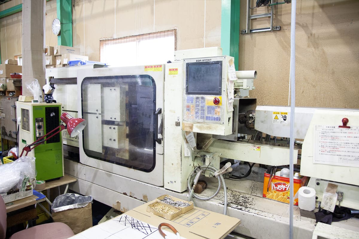 菱屋精工製VP-180N｜射出成形｜日静化学株式会社